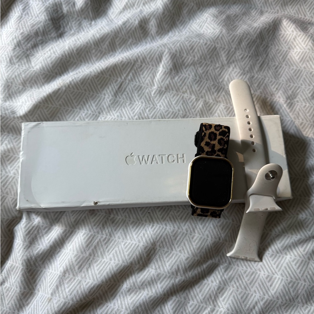 Apple Watch with Leopard and White Bands Series 10 42mm rose gold